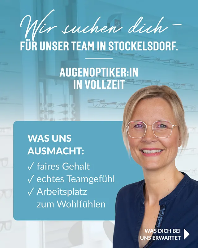 Stellenanzeige für Augenoptiker:in in Vollzeit in Stockelsdorf. Das Team bietet faires Gehalt, echtes Teamgefühl und einen Arbeitsplatz zum Wohlfühlen. Im Bild eine freundliche Frau mit Brille und Lächeln.
