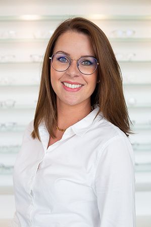 Caroline Ewers, Augenoptikerin in berufsbegleitender Meisterausbildung, Optik Becker, Stockelsdorf, 23617 Stockelsdorf, Brille, Kontaktlinsen, Beratung 